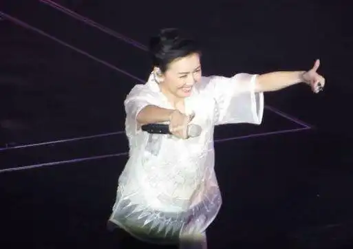 明星演出时话筒故障杨幂机智鹿晗淡定千玺敬业我就服颖宝