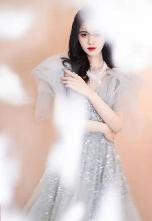 舞台镜头下的鞠婧祎:本以为身高不足1米5,仔细看才发现问题_长裙_因为