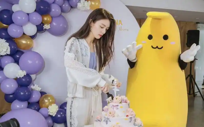 傅菁生日蛋糕照曝光,白色运动装露出小蛮腰,真的太瘦了_发展