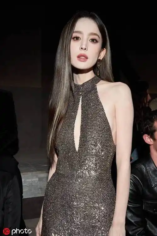 古力娜扎现身tomford秀场看秀