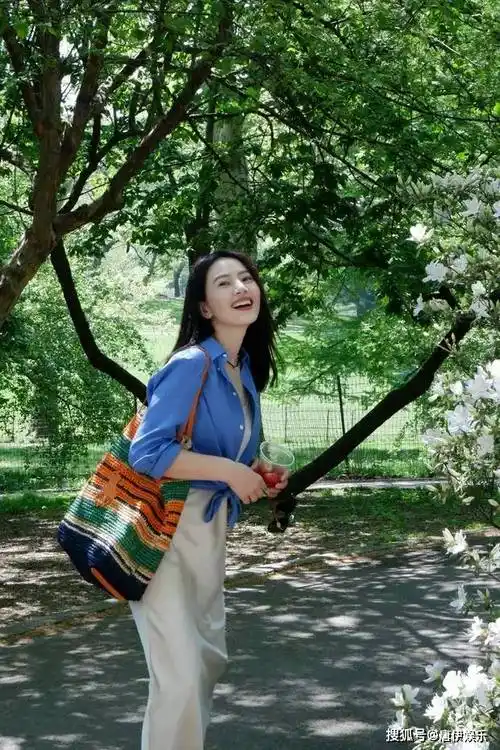 高圆圆日常随拍曝光,蓝衬衫配白裙温婉动人,笑容灿烂状态佳!