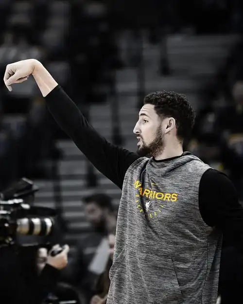 图为克莱-汤普森也在进行投篮练习,近来汤神的状态回暖明显.