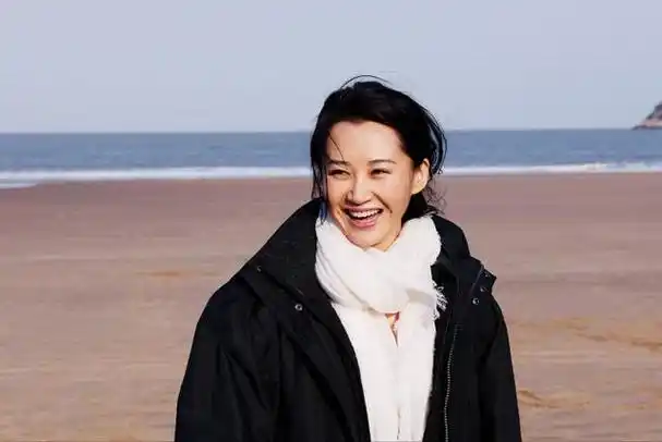 在电影《老炮儿》中,许晴身着浴袍走向冯小刚的那一刻,简直充满了无尽