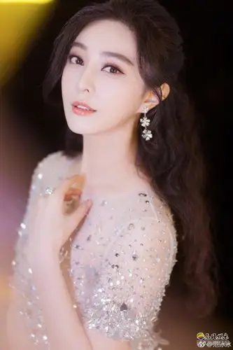 范冰冰微博晒出美照一头乌发如同海藻般卷曲蓬松皮肤白皙水嫩