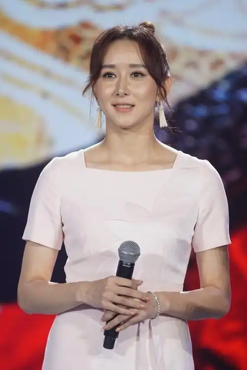 胡静保养得真到位,素颜出镜也能打,40多岁了看着也不憔悴