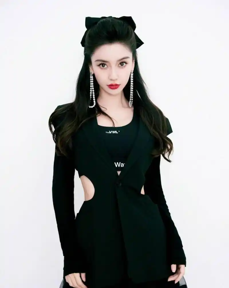 杨颖穿黑裙变身猫系美少女,腰部镂空露出白皙肌肤.