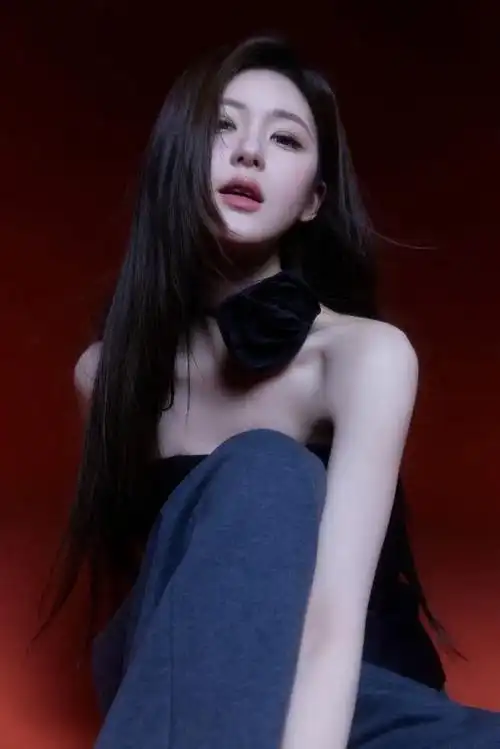 赵露思黑长直写真好飒好美