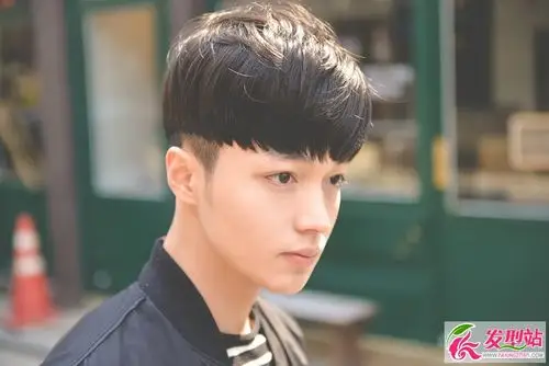 男生头发两侧内掏空锅盖头纹理烫微卷锅盖头帅爆