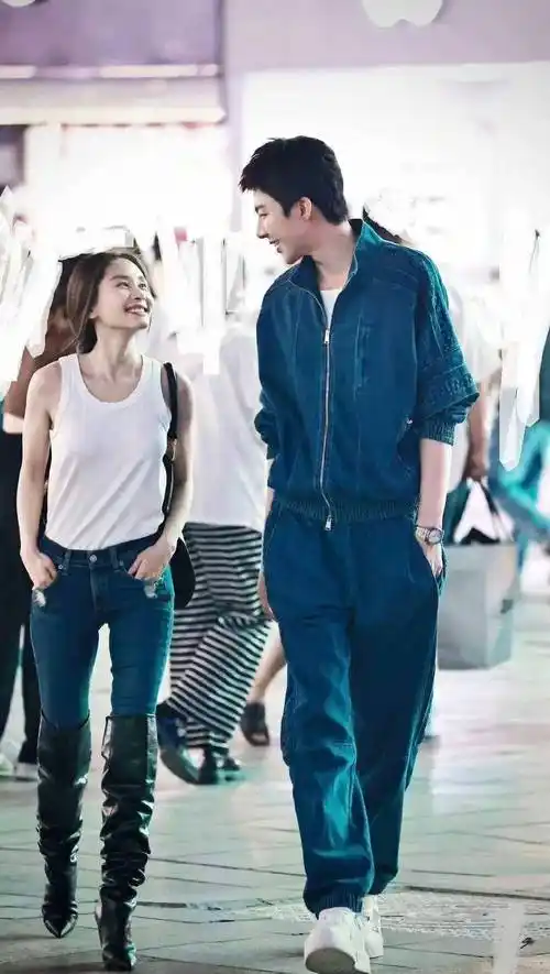 刘宇宁王子文官宣了?穿"情侣装"牵手走路,男帅女美cp感满满!