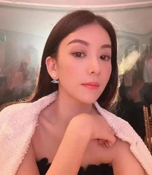 58岁郭富城玩赛马赢得第一,获得百万奖金,紧搂娇妻方媛激动大吼