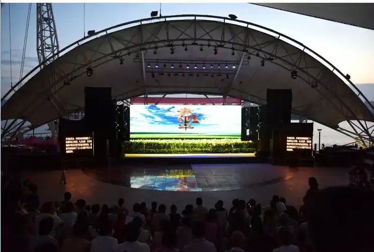 《袁隆平》暨抗洪抢险爱心慰问演出"送上风帆广场露天舞台,通过极具