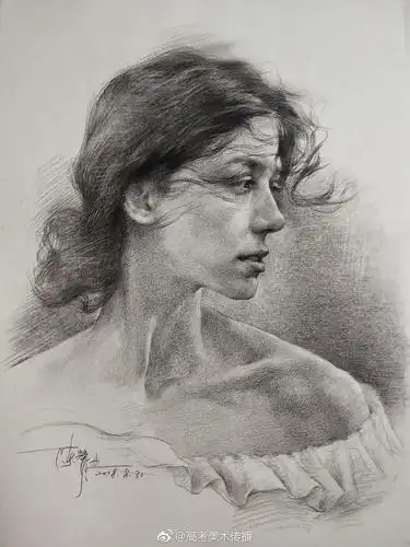 脸较圆 ,面部透露着温和的神情,素描头像女青年步骤范画,画素描人物