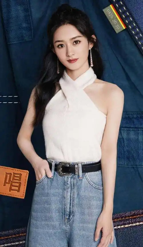 赵丽颖都瘦出排骨身材了穿吊带花裙拍写真身材太引人注目