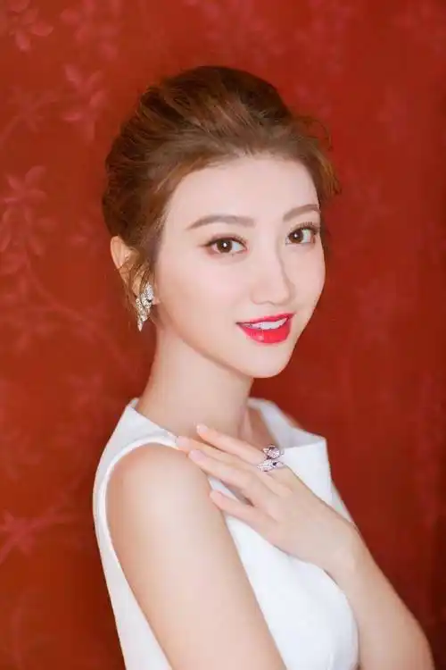 景甜又美出新高度,穿白色连衣裙显白又甜美,白皙肌肤和迷人气质