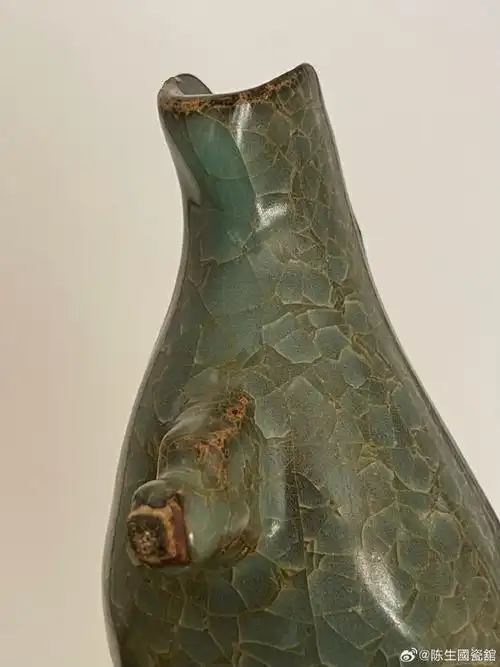 南宋龙泉溪口官窑爵杯～此器器型规整,比例协调,工艺精湛,釉色高雅