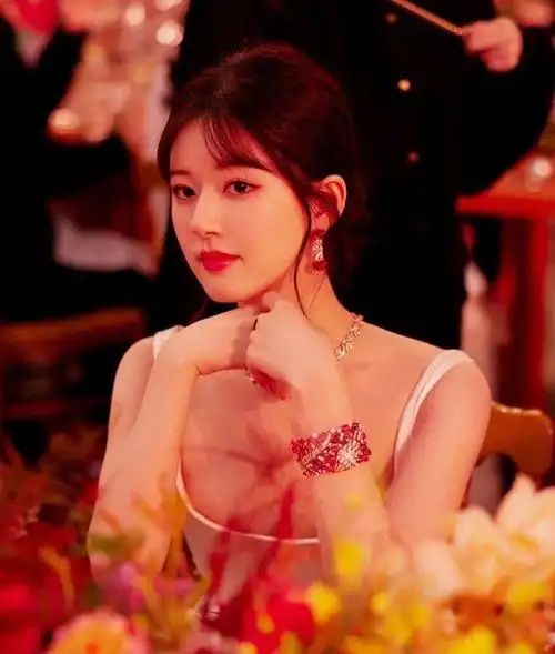 被赵露思美到了!穿抹胸婚纱裙艳压群芳,曼妙身姿楚楚动人