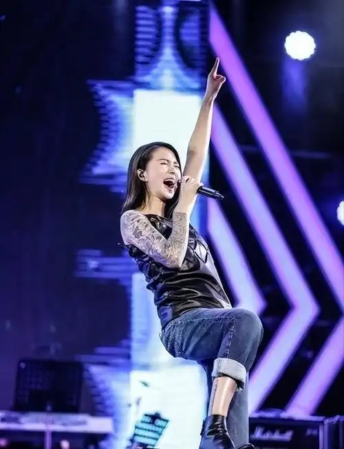 说到底,这谭维维纹身事件,反映的是咱们社会对多元文化的包容度问题.