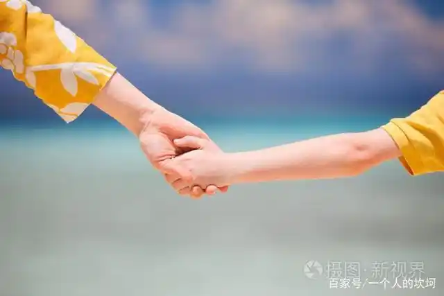 十指紧扣心相守