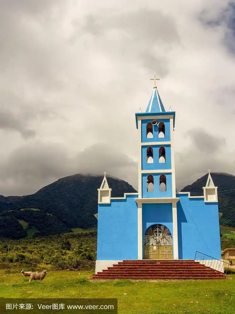 在多云的天空下,殖民小镇奇奎察附近的埃尔塞罗教堂正面视图
