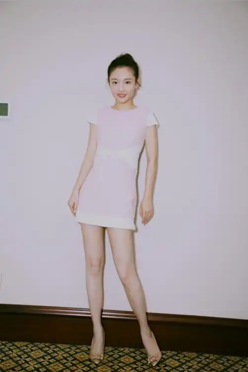 吴倩穿复古短裙出席活动 灵气十足且不落俗套