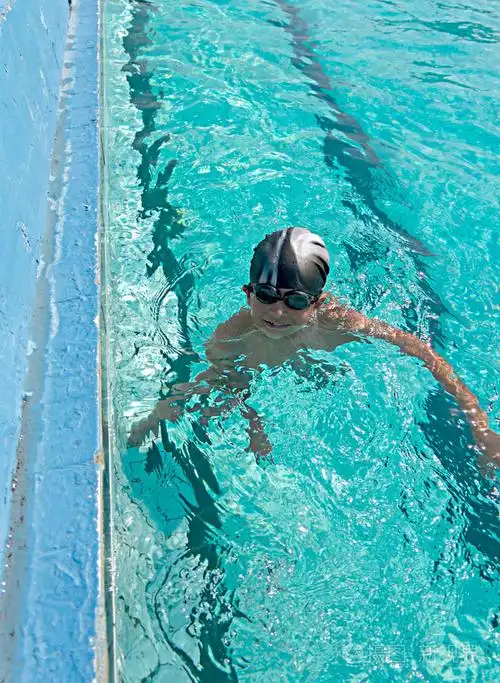 游泳和在水中玩耍的孩子