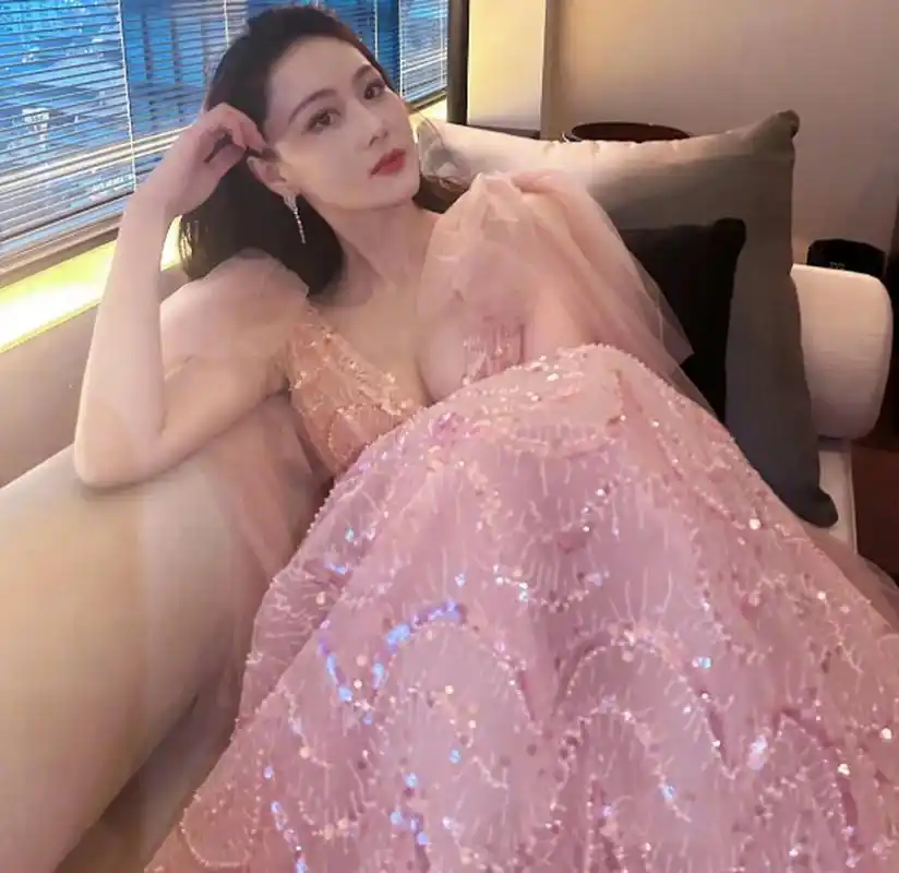 张馨予身着粉色闪片裙亮相,引发公众对美与身材的讨论.