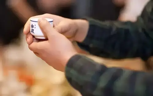 为什么酒桌上敬酒和罚酒都要三杯?