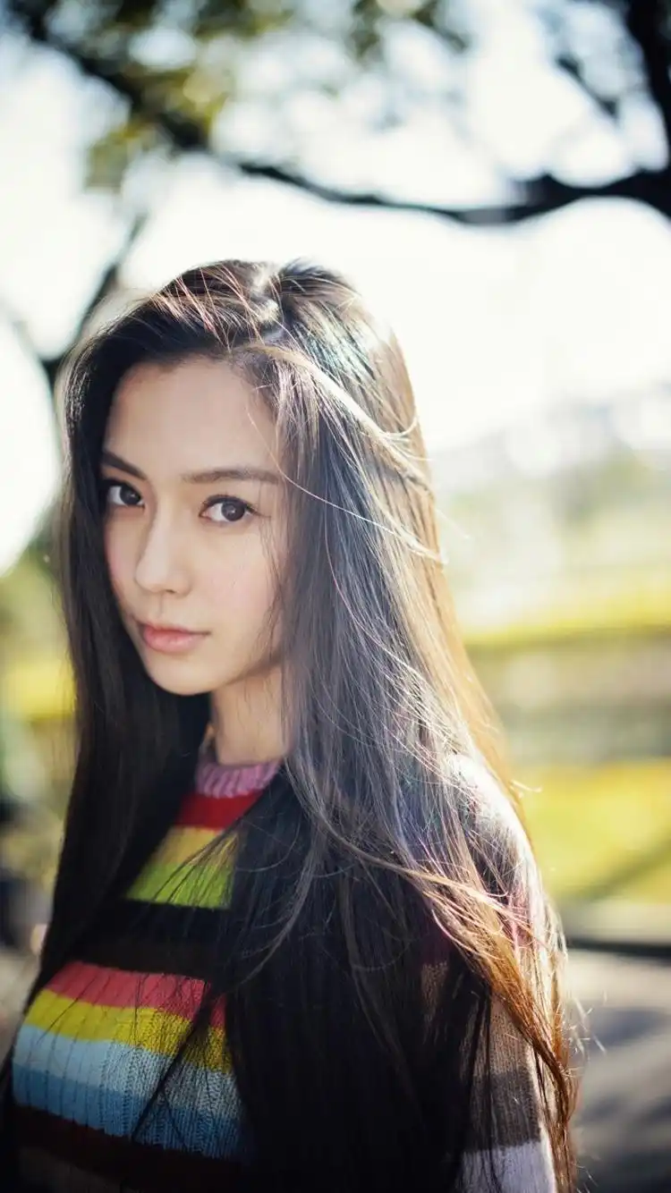 angelababy超美文静活力马路随拍图片