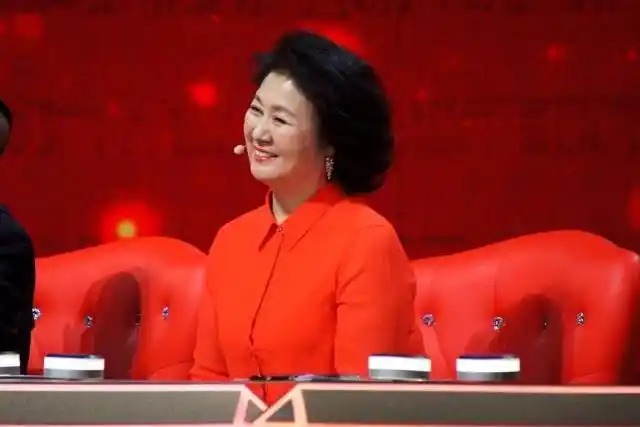 黄晓娟穿橘衬衫参加活动,时尚潇洒太藏龄,素颜照片暴露真实状态