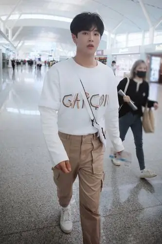 李汶翰机场饭拍 南昌青岛白色上衣 卡其色工装裤 白色小挎包今