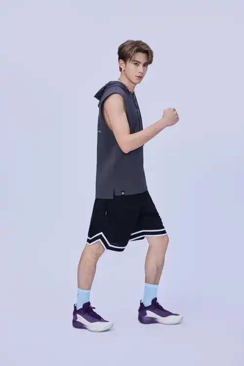 王鹤棣全明星名人赛穿搭#和表现一样抢眼的还有王鹤棣脚上这双联名