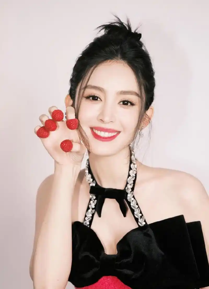 古力娜扎的一字带高跟鞋,美足如同晨露中的花朵,清新而纯净,令人心生