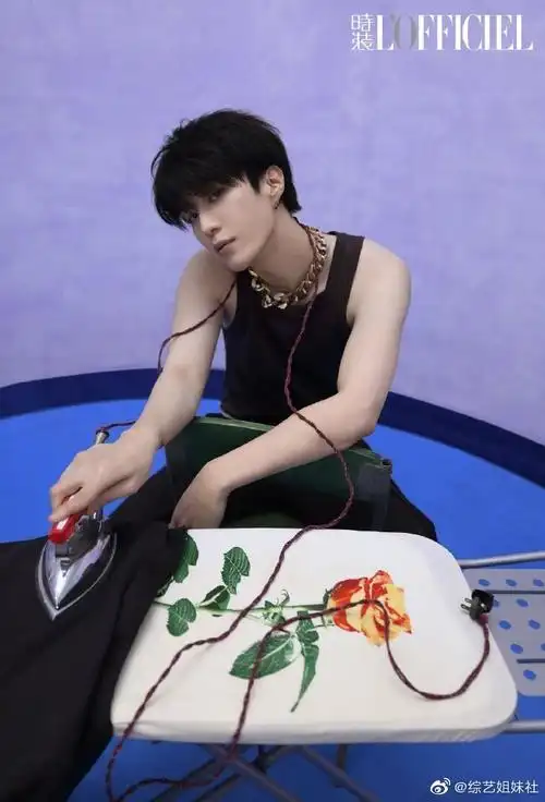 范丞丞背部肌肉线条