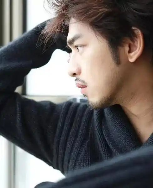 无鬓角不发型 种植鬓角秒变男神