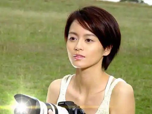 1995年之前,学生时代的梁咏琪,在香港加连威老道被星探发觉,兼职模特