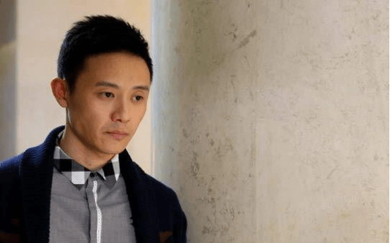 演员张博"毒瘾"发作欲家暴女友谭维维,却反被女友打骨折住进医院_音乐