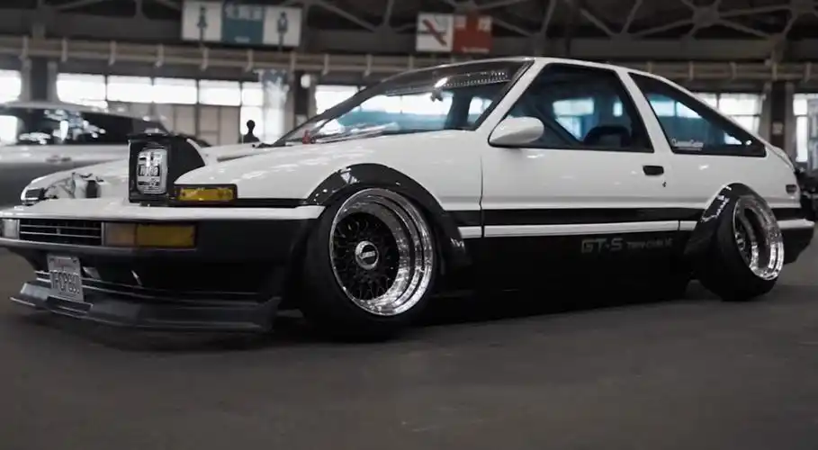 在这些改装车中,我最中意的就是这辆丰田ae86