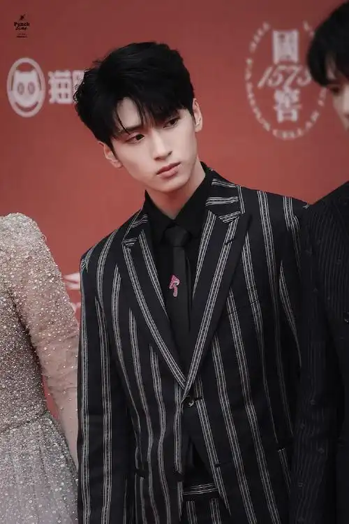 严浩翔北影节条纹西装造型
