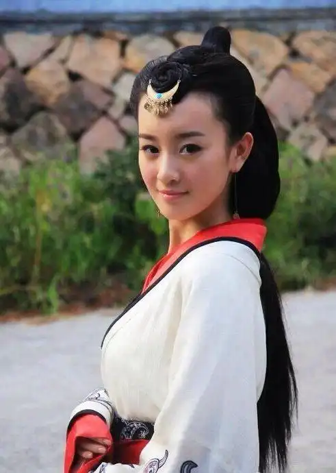 《天龙八部》中已经有很明显的整容迹象,浮肿的脸部,不自然的表情,更