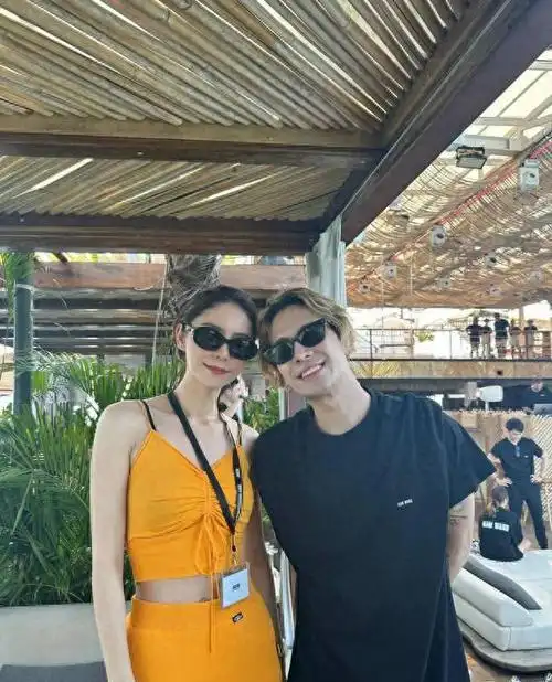 林峯老婆张馨月晒与王嘉尔合照穿吊带上衣秀蛮腰