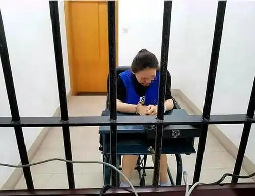 又是保时捷醉驾!逆行 酒驾,女司机撞车逃逸后又撞花坛才停下