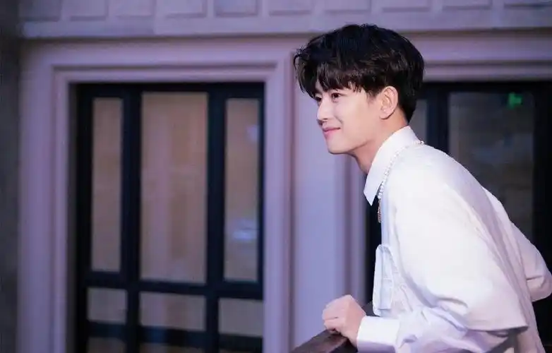 任嘉伦壁纸这个小哥哥有点帅啊就像是从画中走出来一样