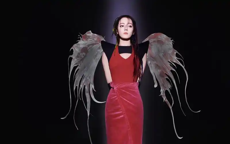 迪丽热巴亮片鱼尾裙高清桌面壁纸