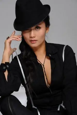 偶像辣妈李颖率性写真 坦言最想演女间谍