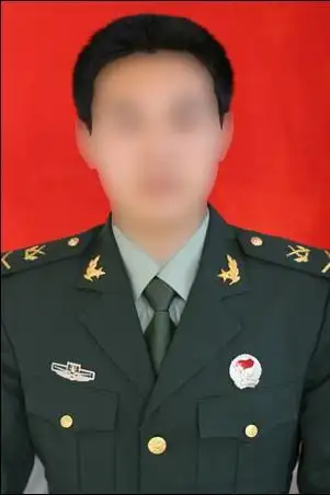 这是不是假军人,怎么在他身上辨别真假?这个证件照有没有问题?