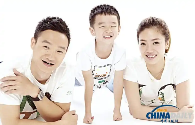 杨威杨云杨阳洋亲子写真一家三口温馨令人羡