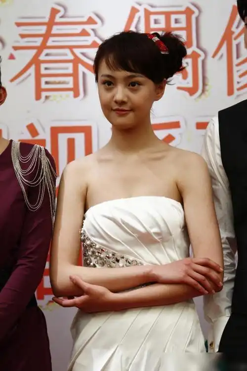 郑爽出道初期旧照曝光笑容甜美显青涩