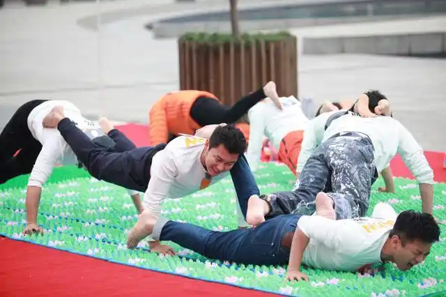 跑男baby指压板叠罗汉被虐惨