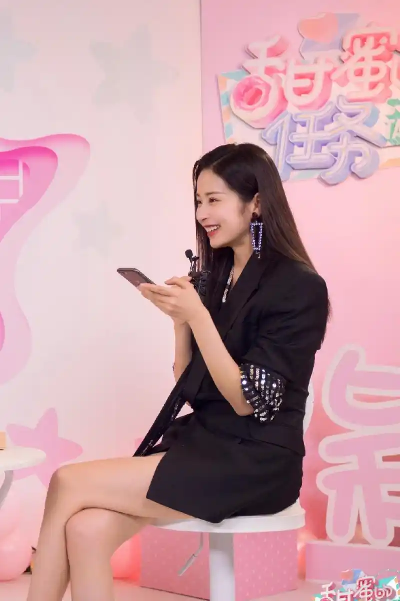 颖儿高跟鞋美足,步步生花,尽显优雅.