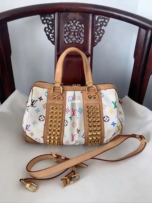 lv限量白三彩铆钉手提斜挎枕头包